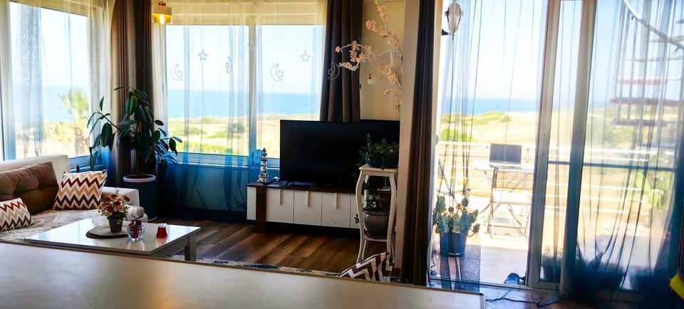 Communal lounge/ TV room, TV and multimedia, Living room, Sea view