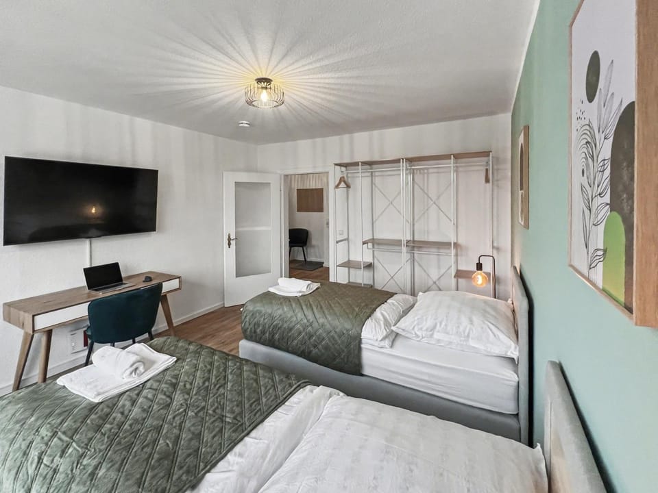 Bed, TV and multimedia, Photo of the whole room, Seating area, Bedroom