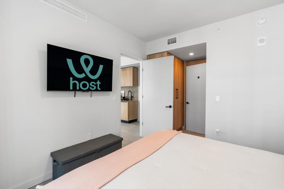 Bed, TV and multimedia, Bedroom