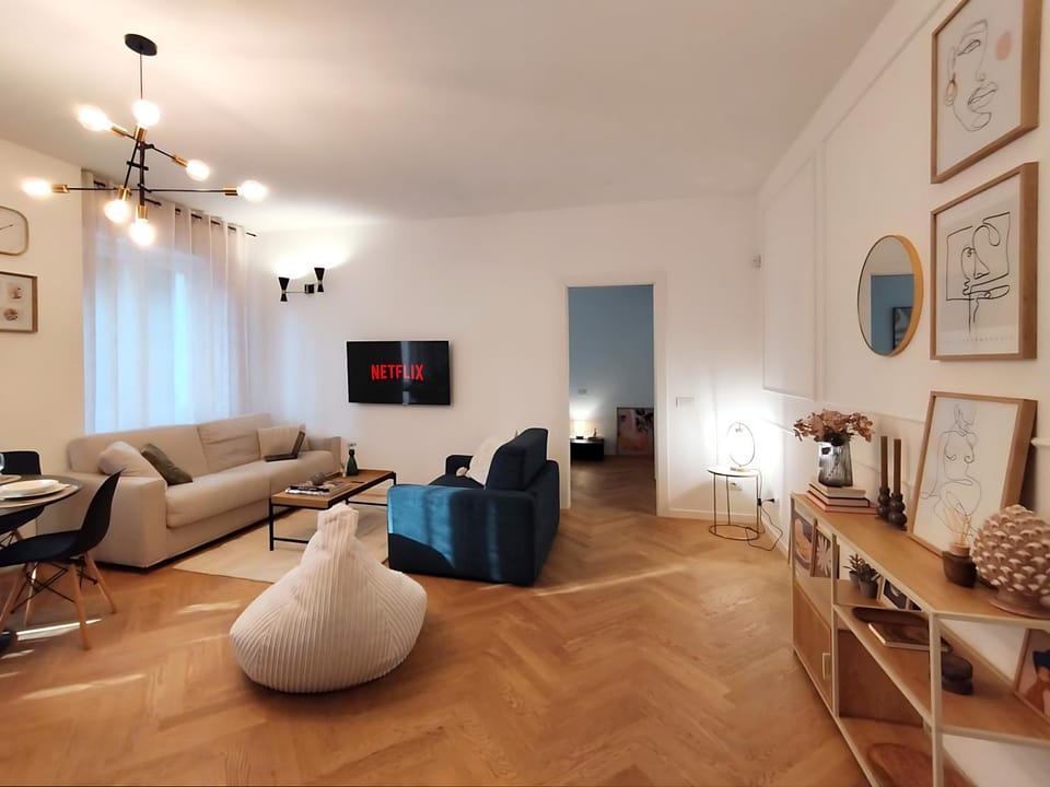 TV and multimedia, Living room, Seating area