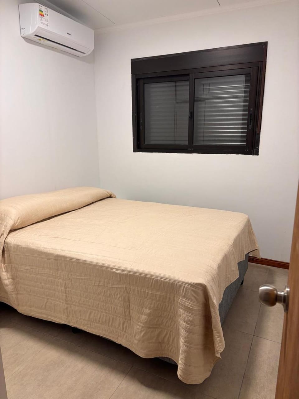 Bed, Photo of the whole room, Bedroom, air conditioner