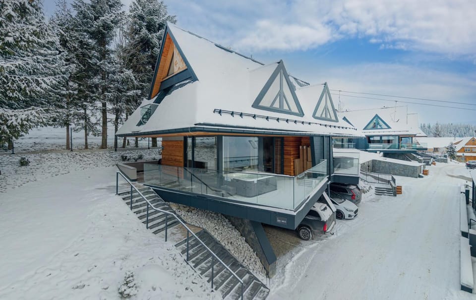Property building, Day, Natural landscape, Winter, Parking