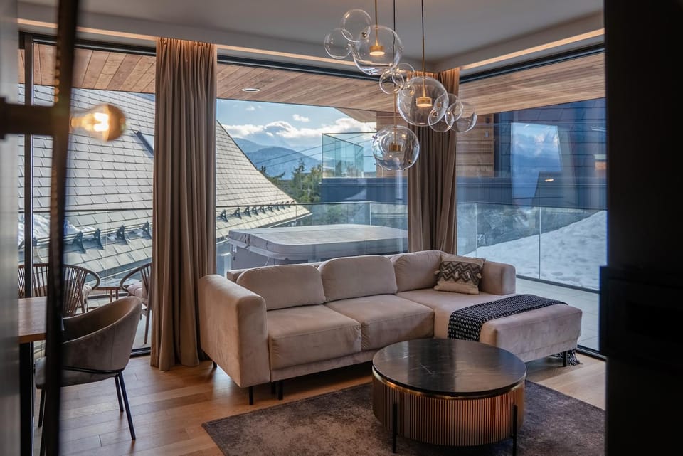 Hot Tub, Living room, Seating area, Mountain view, Mountain view