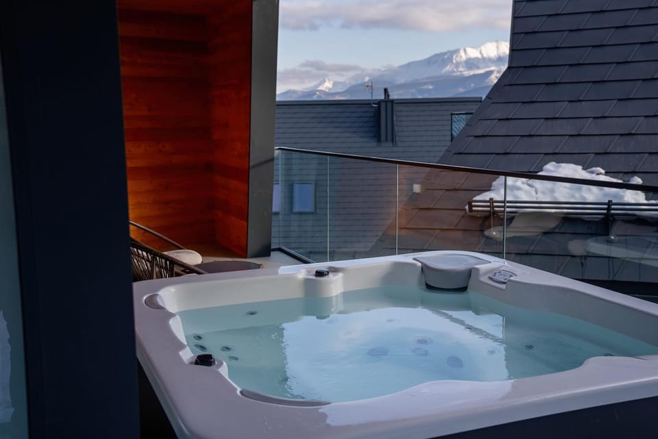 Day, Natural landscape, Hot Tub, Mountain view