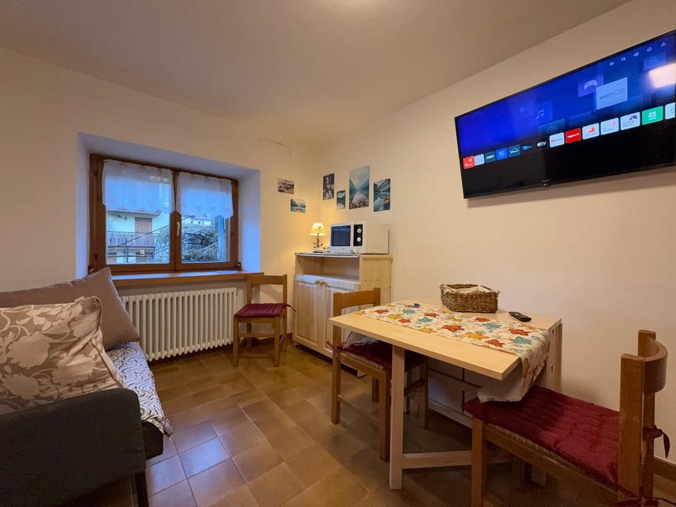 TV and multimedia, Living room, Seating area, Dining area