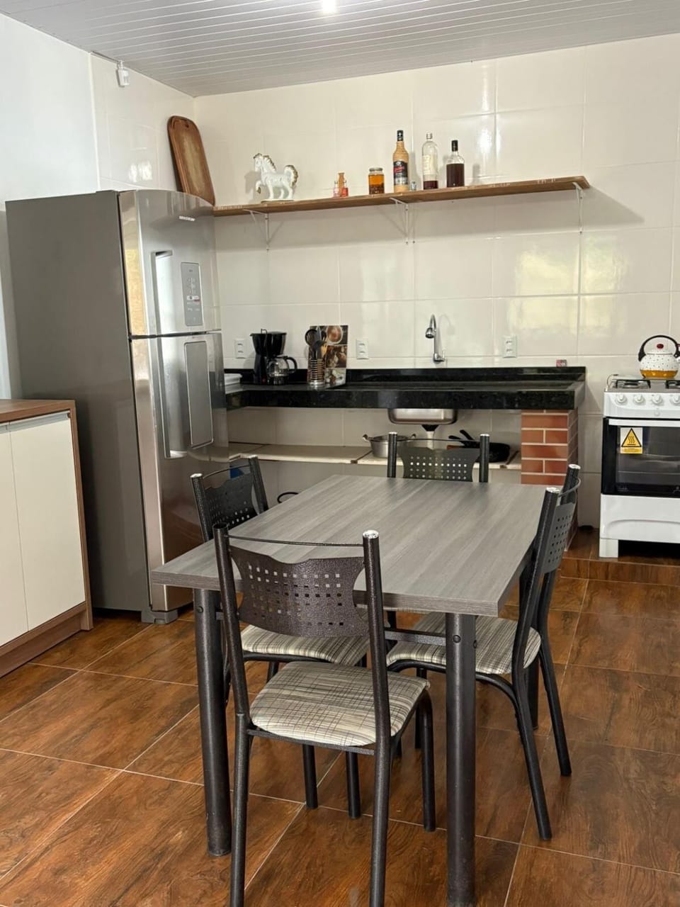 Kitchen or kitchenette, Dining area, minibar, oven, stove