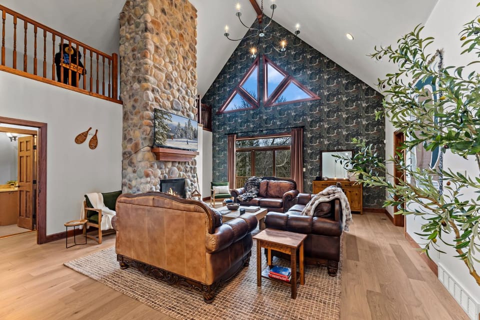 ⛷️ Stunning 8 Bed Mountain Chalet | Steps from Holiday Valley | Hot Tub, Sauna, Theatre & Bar House in Ellicottville