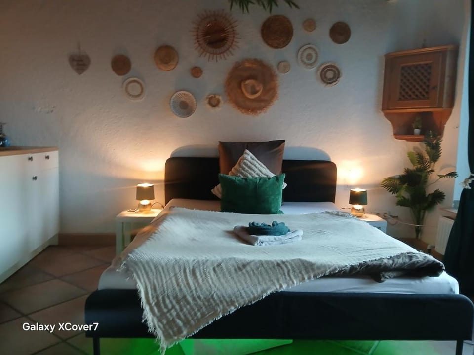 Green Oasis Stylish Garden Studio Workspace Apartment in Linz