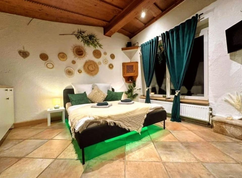 Green Oasis Stylish Garden Studio Workspace Apartment in Linz