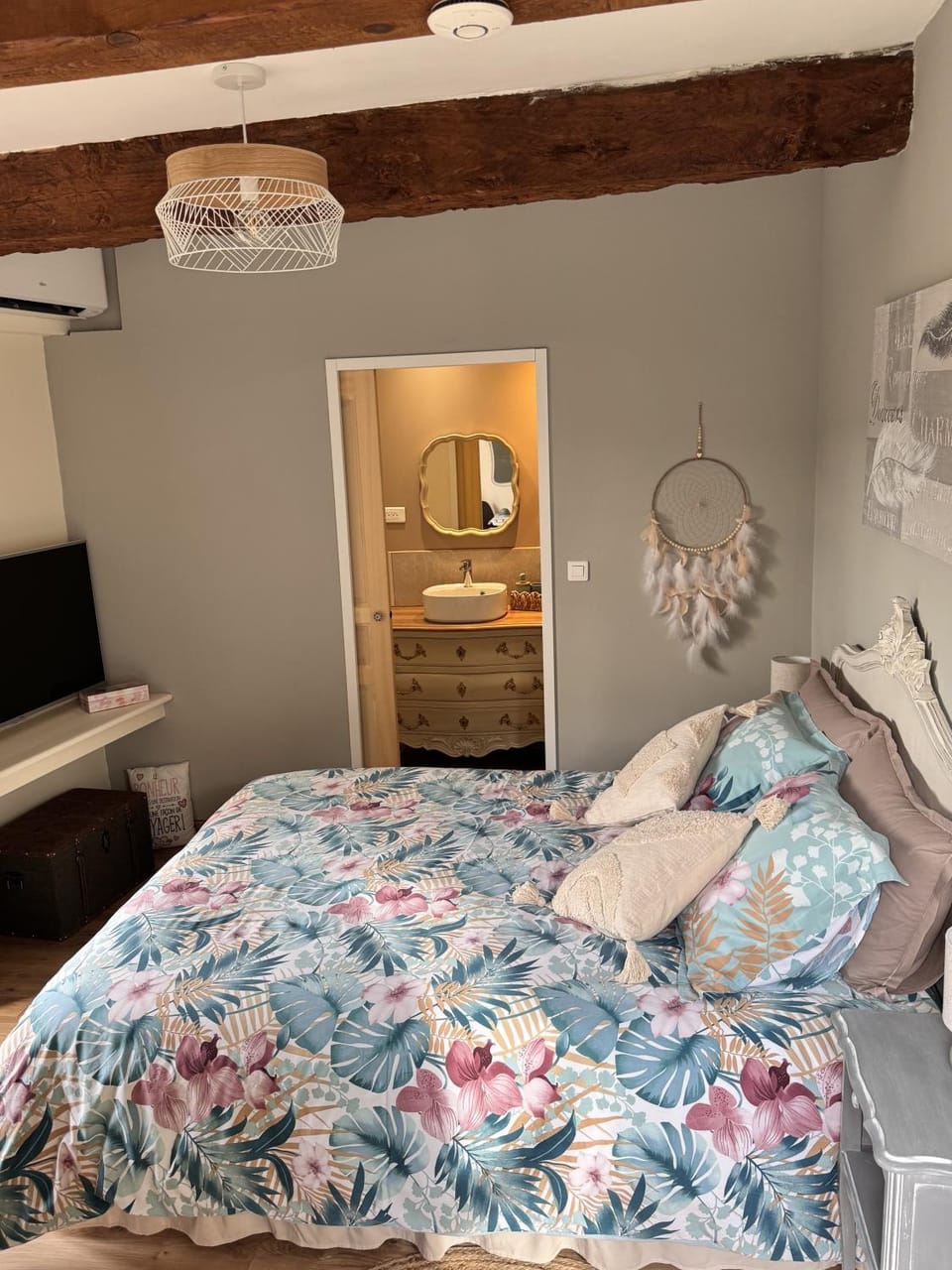 Photo of the whole room