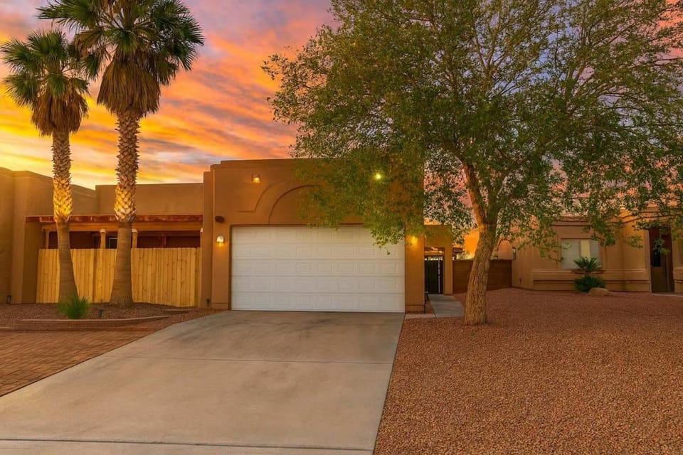 Luxe Lakeview Villa - Hot Tub - Mountain Serenity Villa in Lake Havasu City