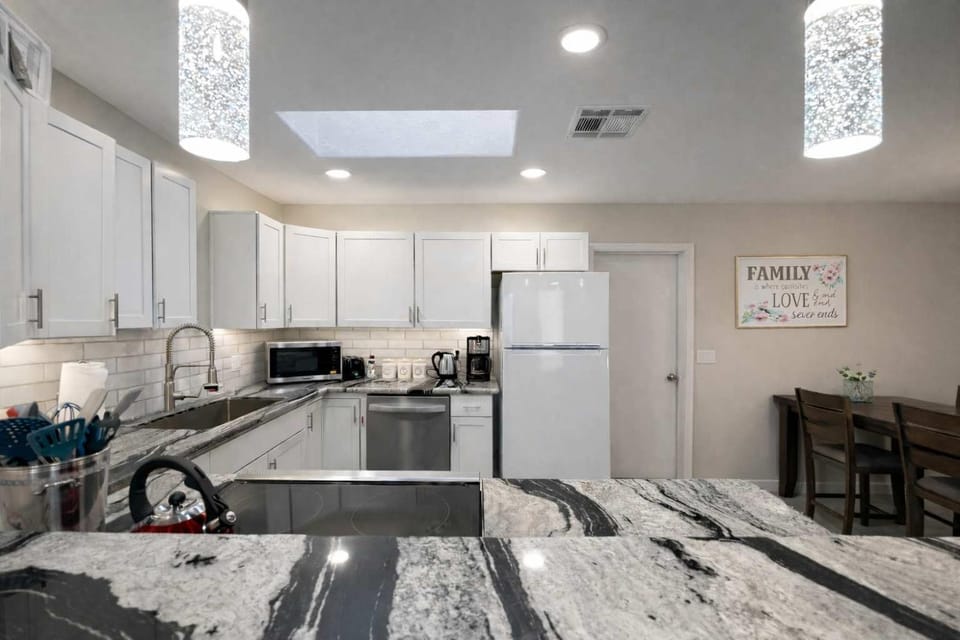 4BR Private Compound-2 Villas-2 Hot Tub-Sleeps 12 Villa in Lake Havasu City