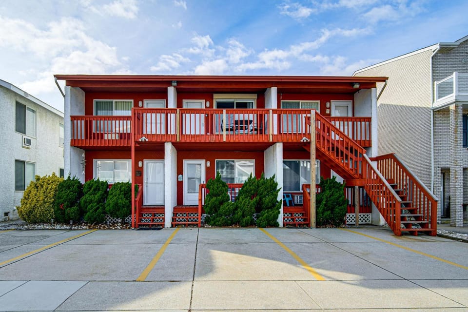 Steps to Sand & Surf! Couples Haven in Brigantine House in Brigantine