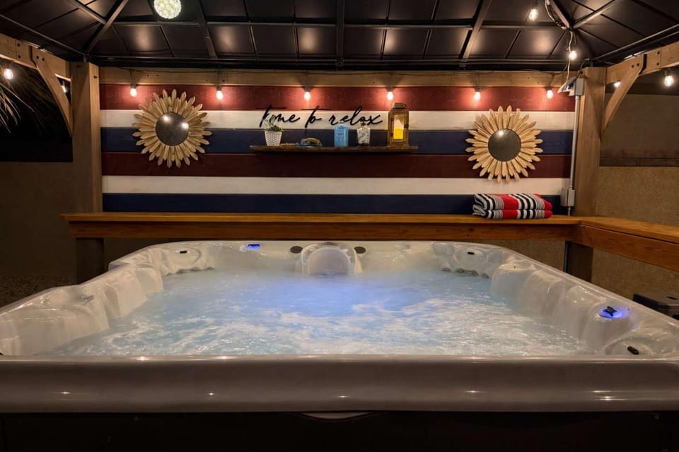 The Hideaway - Rain Shower Oasis & Desert Soak Spa Villa in Lake Havasu City
