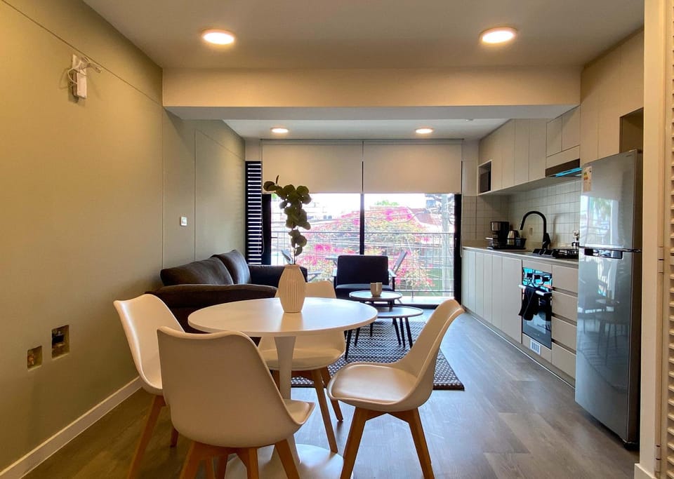 Kitchen or kitchenette, Dining area