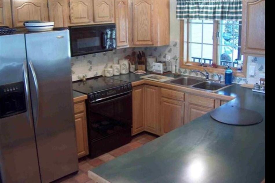 Beautiful Maine Retreat 4 Bdrm Lakeside Cottage House in Orland