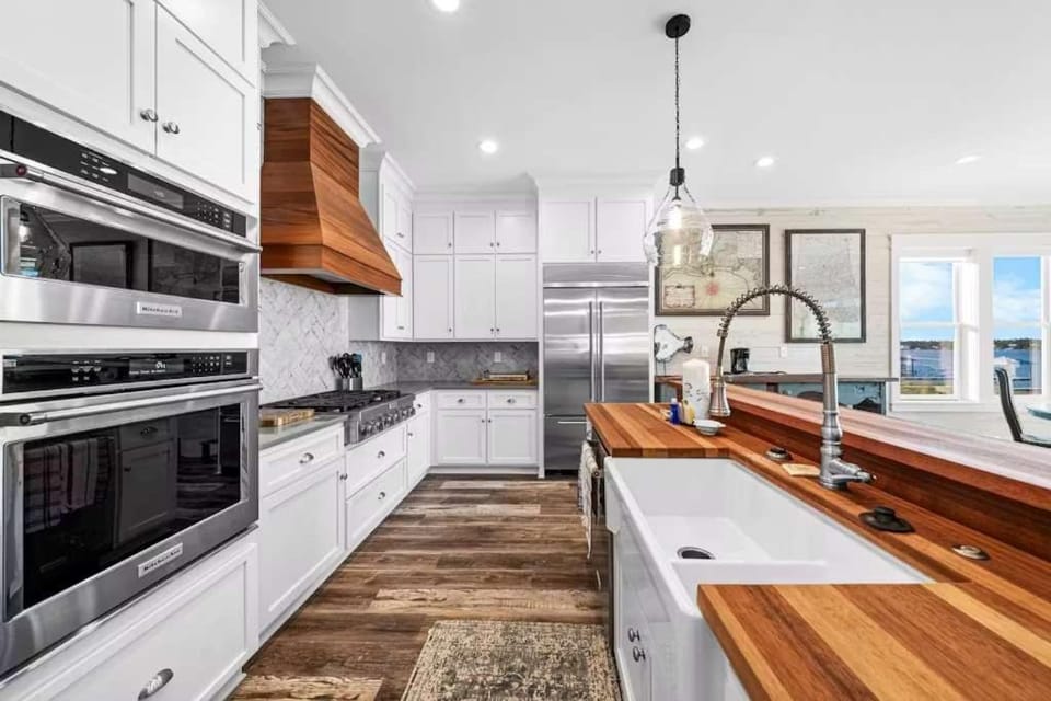 Waterfront Views - Walk to Beach - Heated Pool House in West Beach
