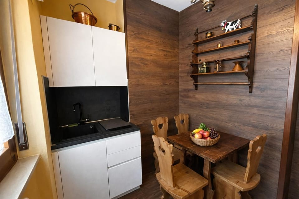 Kitchen or kitchenette, Seating area, Dining area