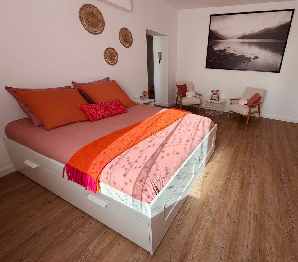 Bed, Living room, Photo of the whole room, Bedroom