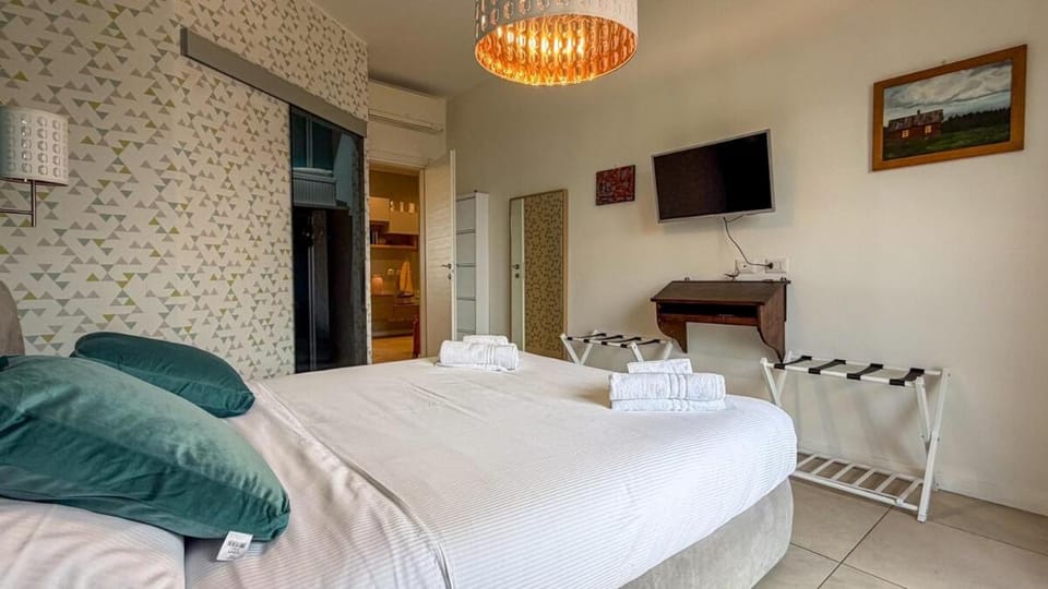 Metro 8 Min Cozy Milan Apartment with Balcony Apartment in Milan