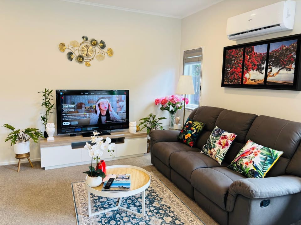 Communal lounge/ TV room, TV and multimedia, Living room, Seating area, Evening entertainment