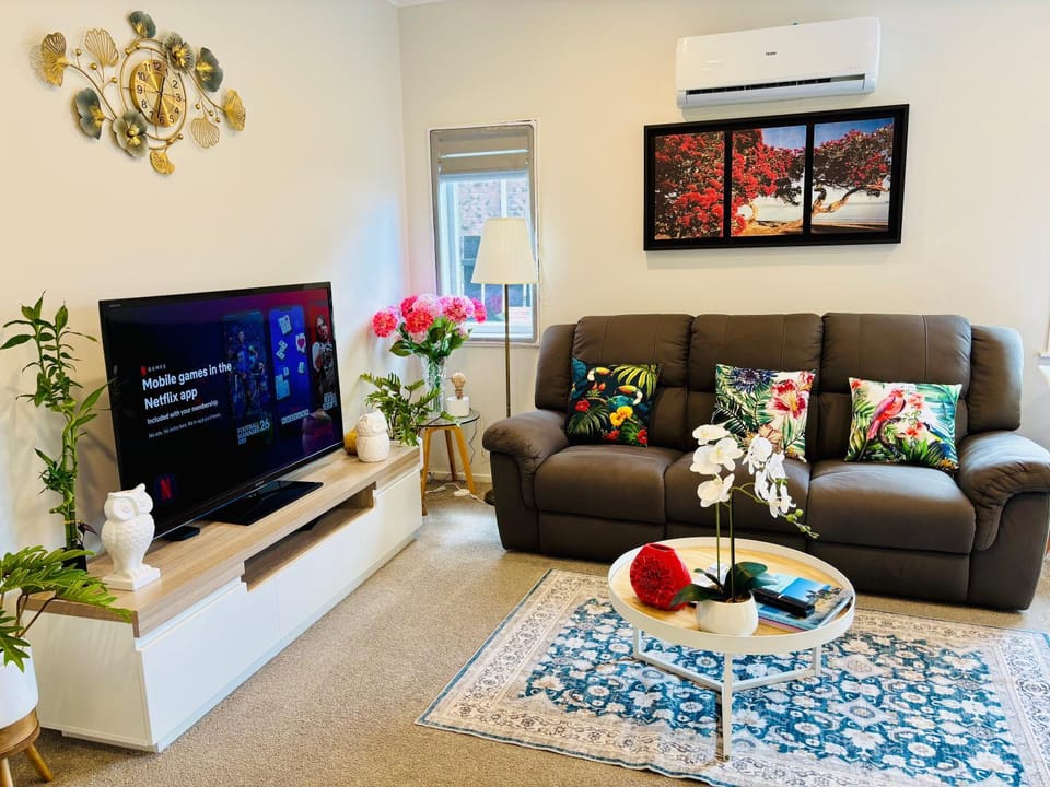 Communal lounge/ TV room, TV and multimedia, Living room, Seating area, Evening entertainment, fireplace, air conditioner