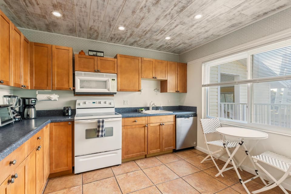 3BR Water View Condo Boat Access Near Gulf Apartment in Treasure Island