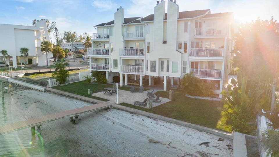 3BR Water View Condo Boat Access Near Gulf Apartment in Treasure Island