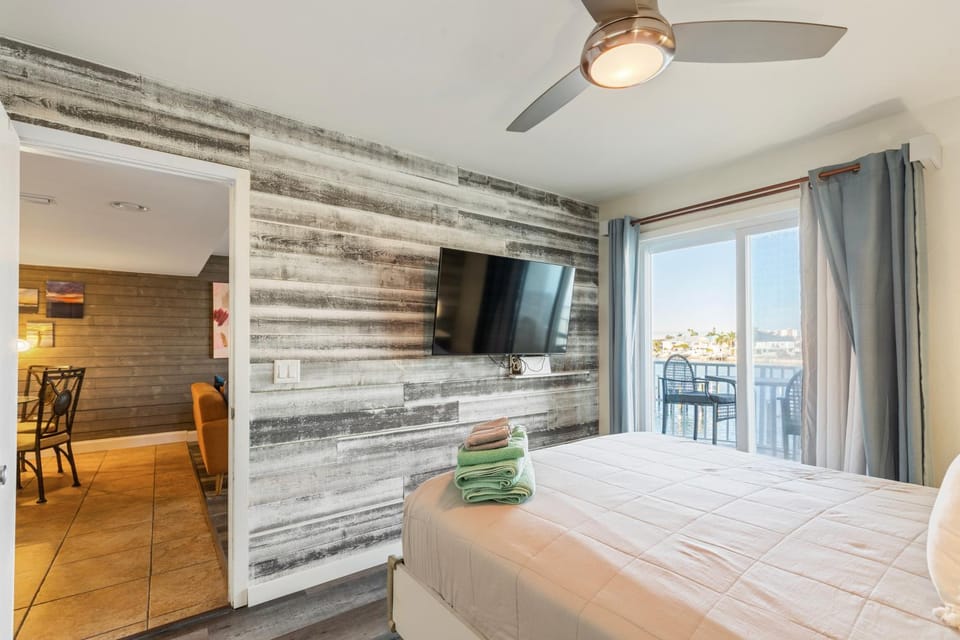 3BR Water View Condo Boat Access Near Gulf Apartment in Treasure Island