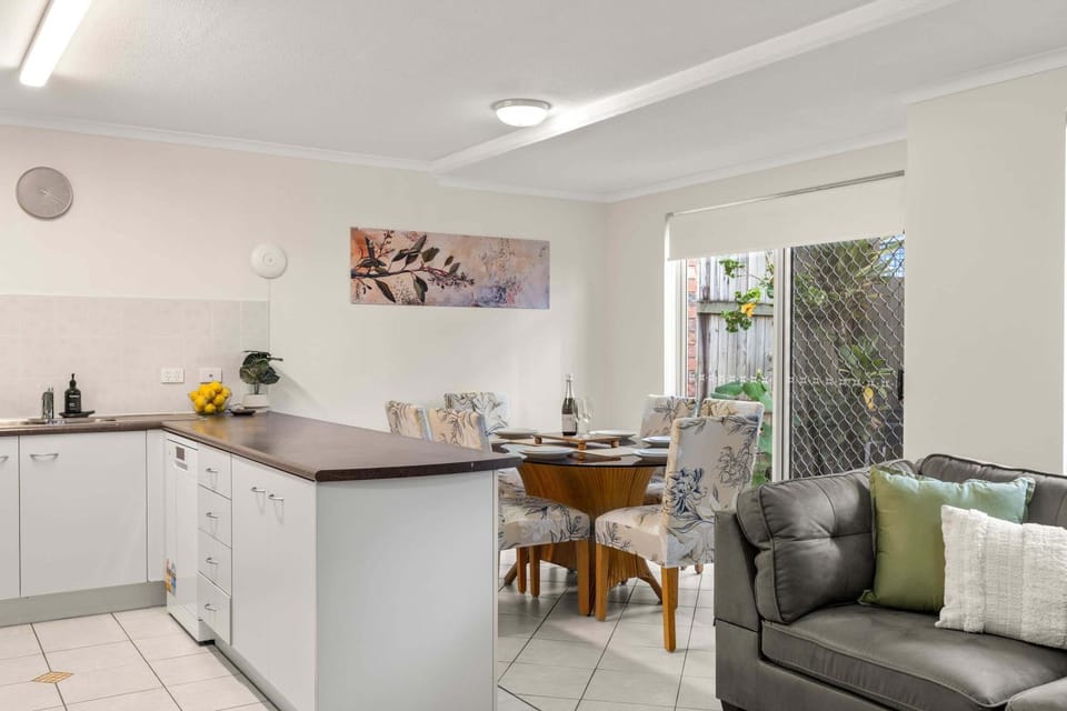 Kitchen or kitchenette, Living room, Seating area, Dining area