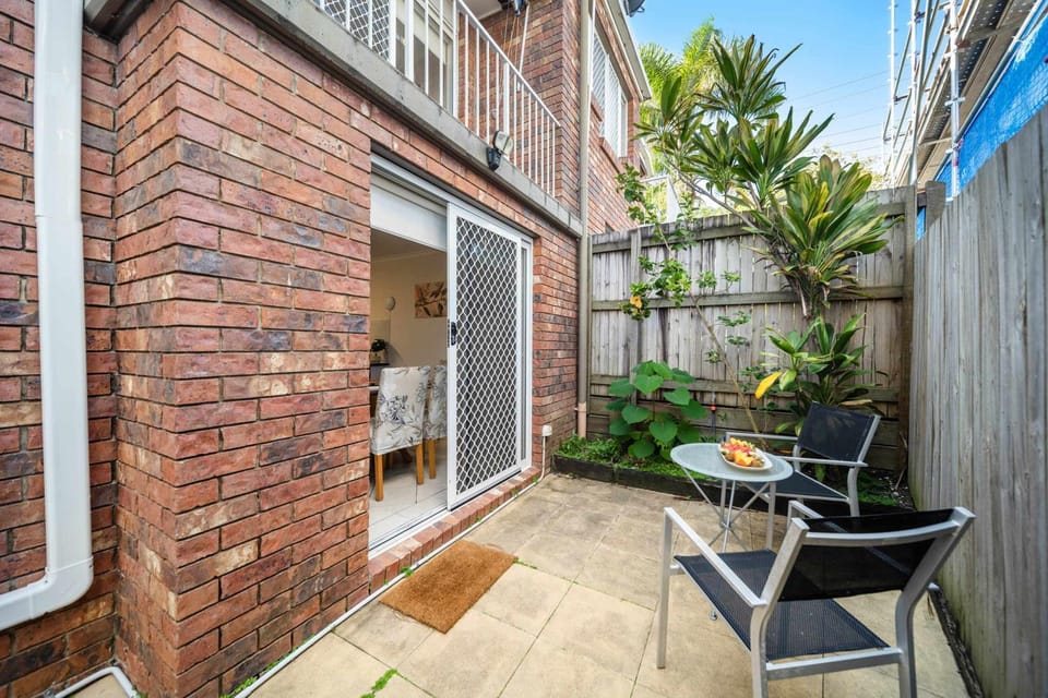 Property building, Patio, Garden, Balcony/Terrace, Garden view
