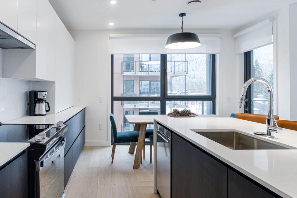 Alpine Living - Modern 2 Bedroom Condo Apartment in Revelstoke