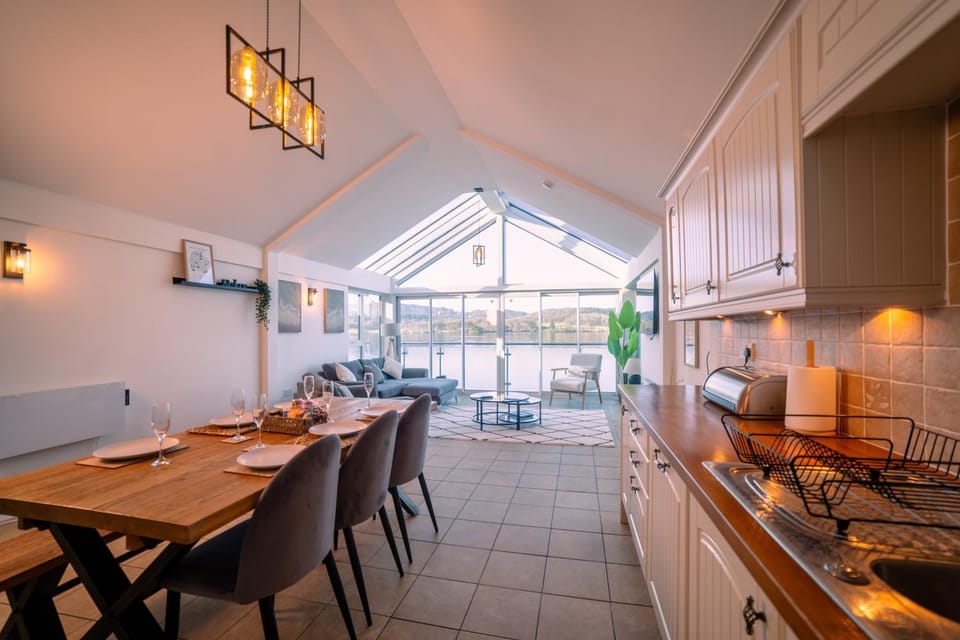 Dining area, kitchen