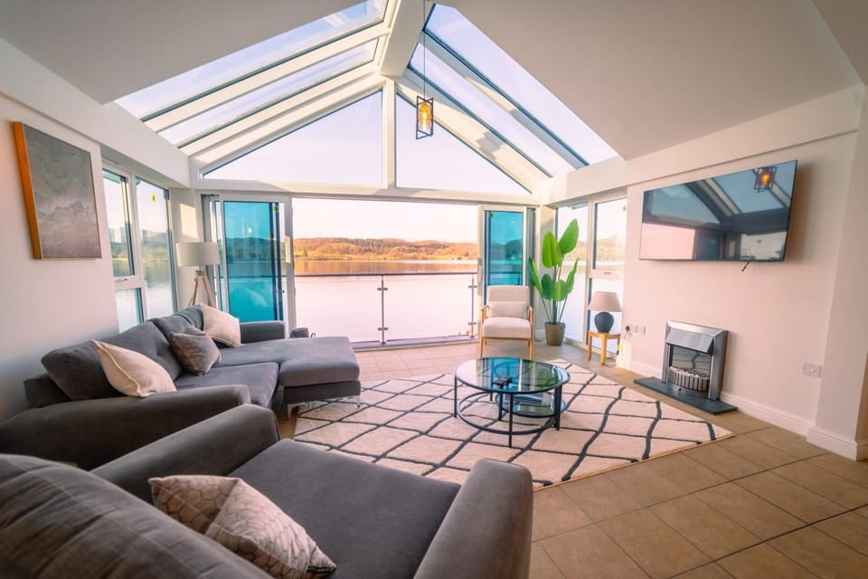 Living room, Lake view