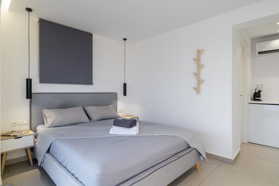 Bed, Bedroom, towels, air conditioner