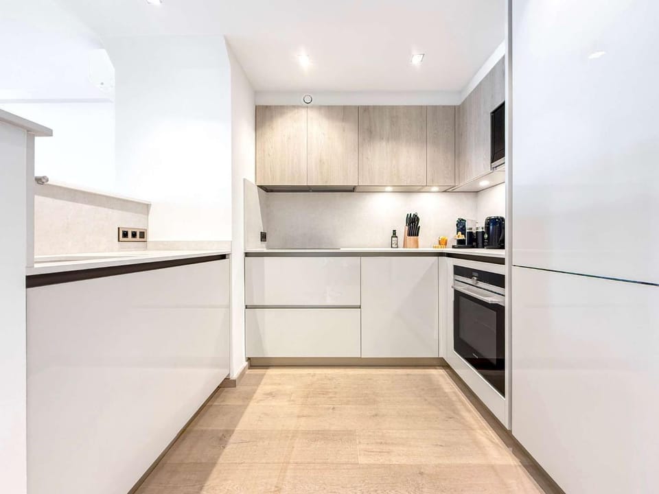 Coffee/tea facilities, Kitchen or kitchenette, oven, stove