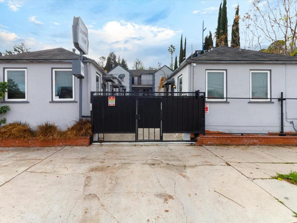 Cozy 1 Bedroom Tarantino Unit Studio City Apartment in Studio City