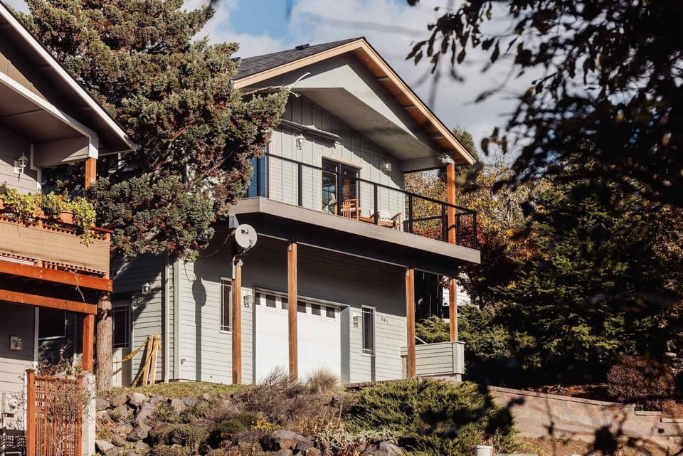 Modern Gorge Retreat Steps from River & Hiking House in Stevenson