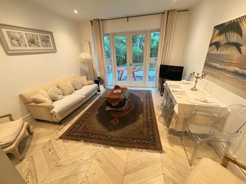 2 bedroom Kensington Suites Apartment in City of Westminster