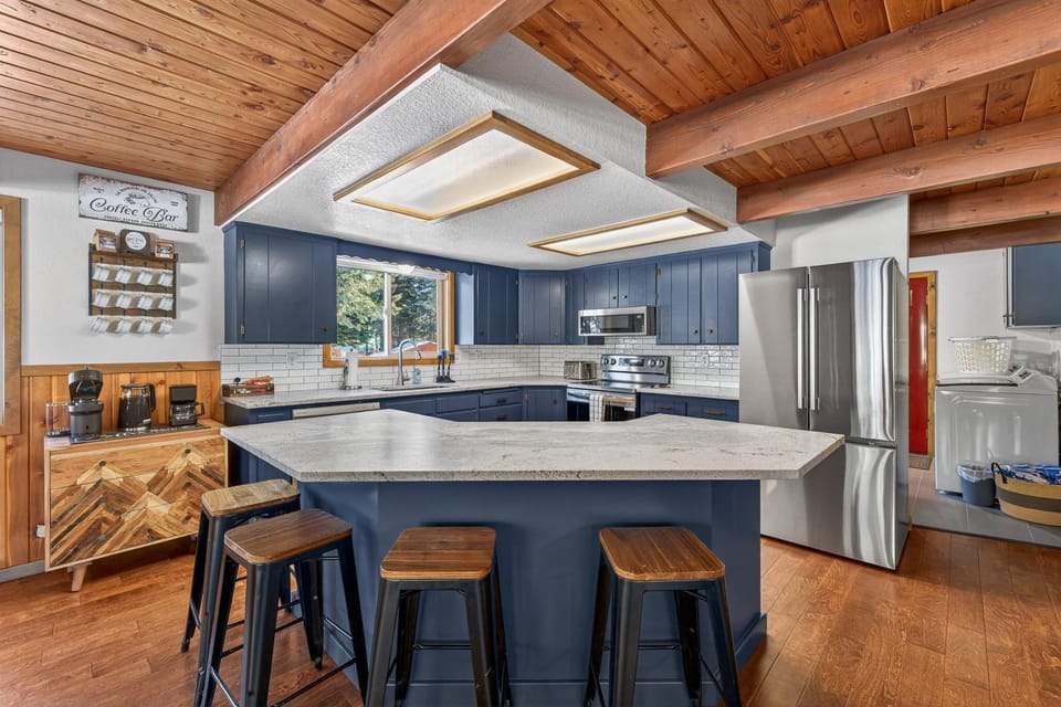 Mountains are Calling- Downtown oasis with game Room, hot tub, and trailer parking House in McCall