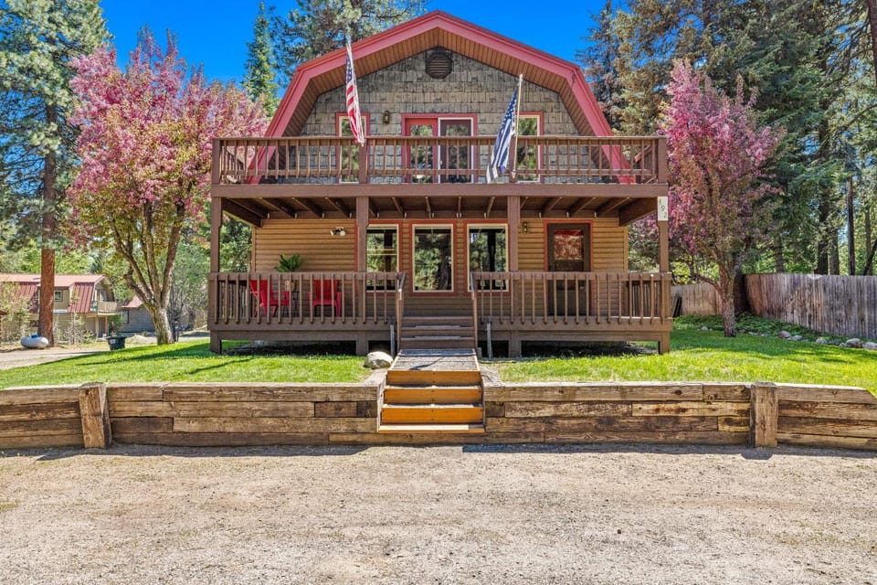 Mountains are Calling- Downtown oasis with game Room, hot tub, and trailer parking House in McCall