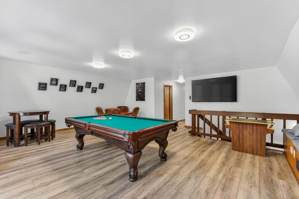 Mountains are Calling- Downtown oasis with game Room, hot tub, and trailer parking House in McCall