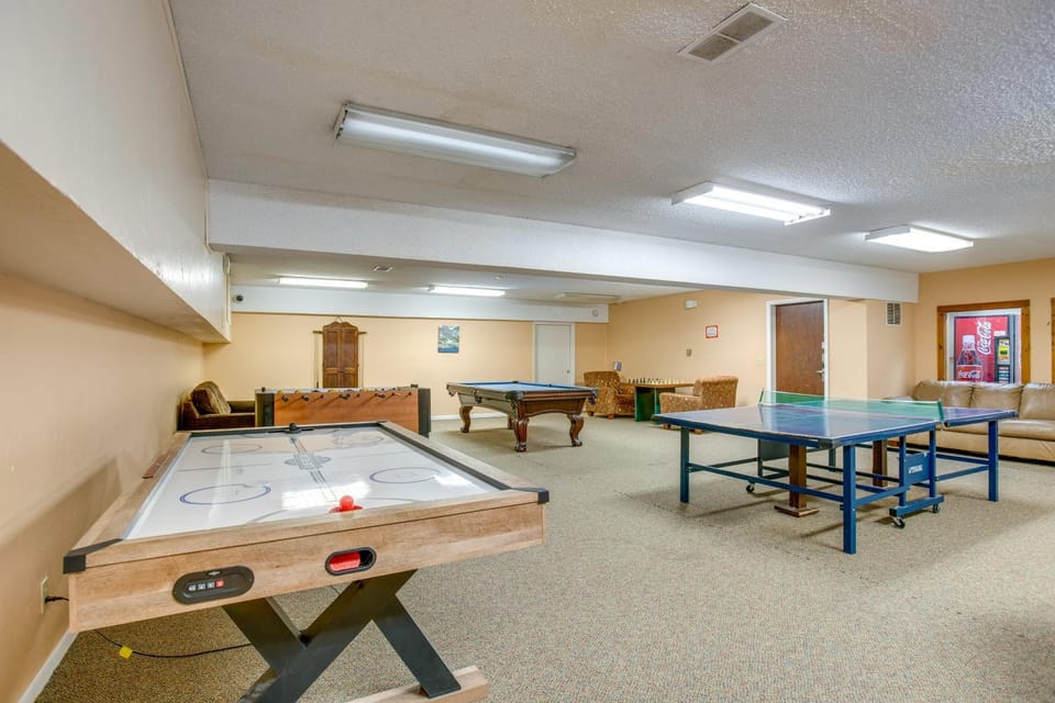 Heated Pool & Hot Tubs at Dtwn Winter Park Condo! House in Fraser