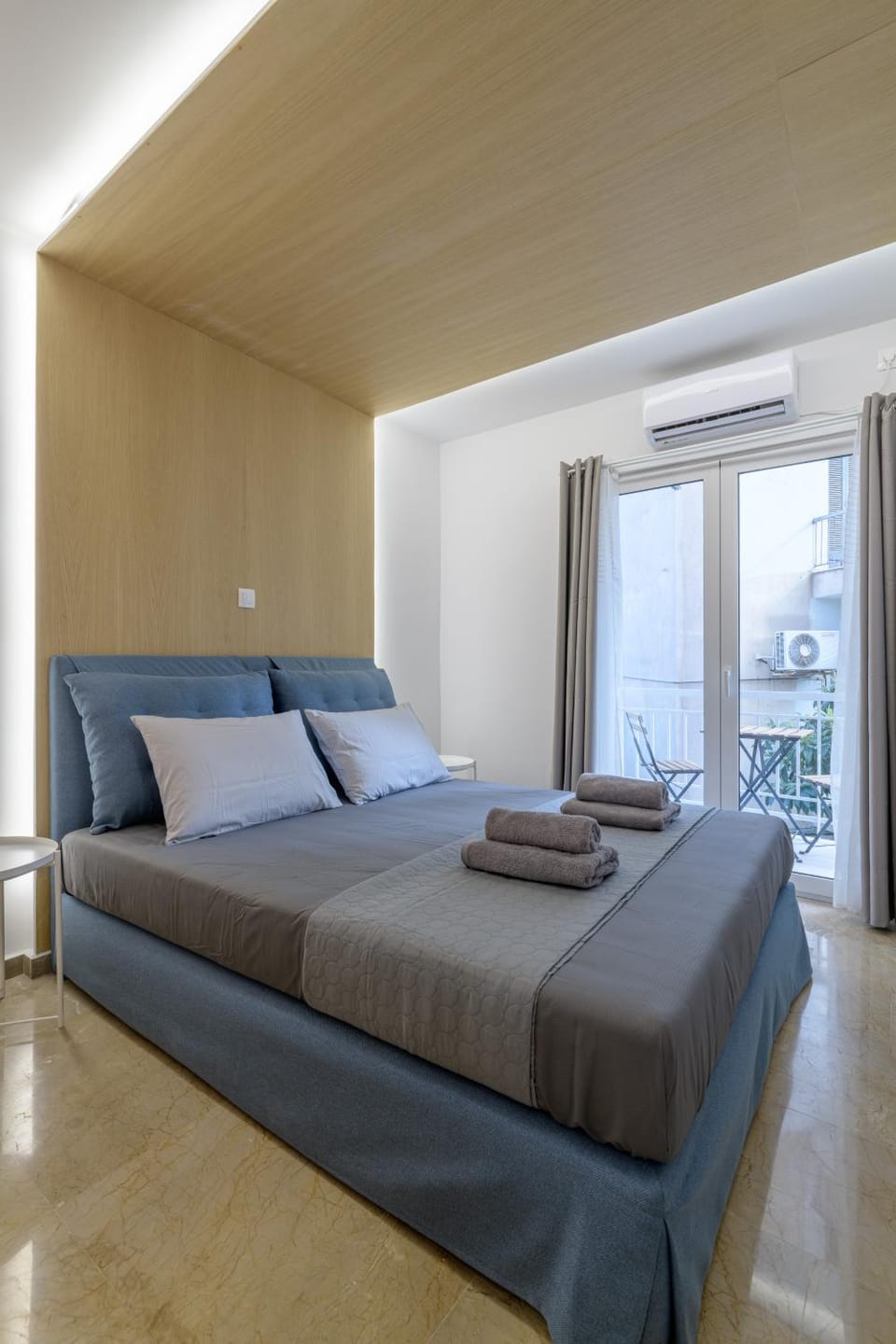 Bed, Bedroom, towels, air conditioner