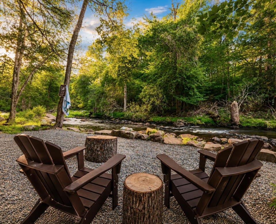 Lake Naomi, Fairy Village, FirepitCreekside Cabin Cabin in Pocono Pines