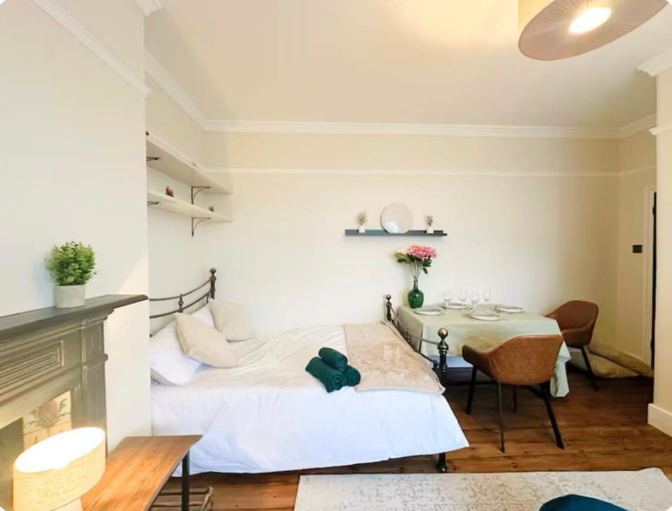 Bed, Living room, Seating area, Dining area, Bedroom