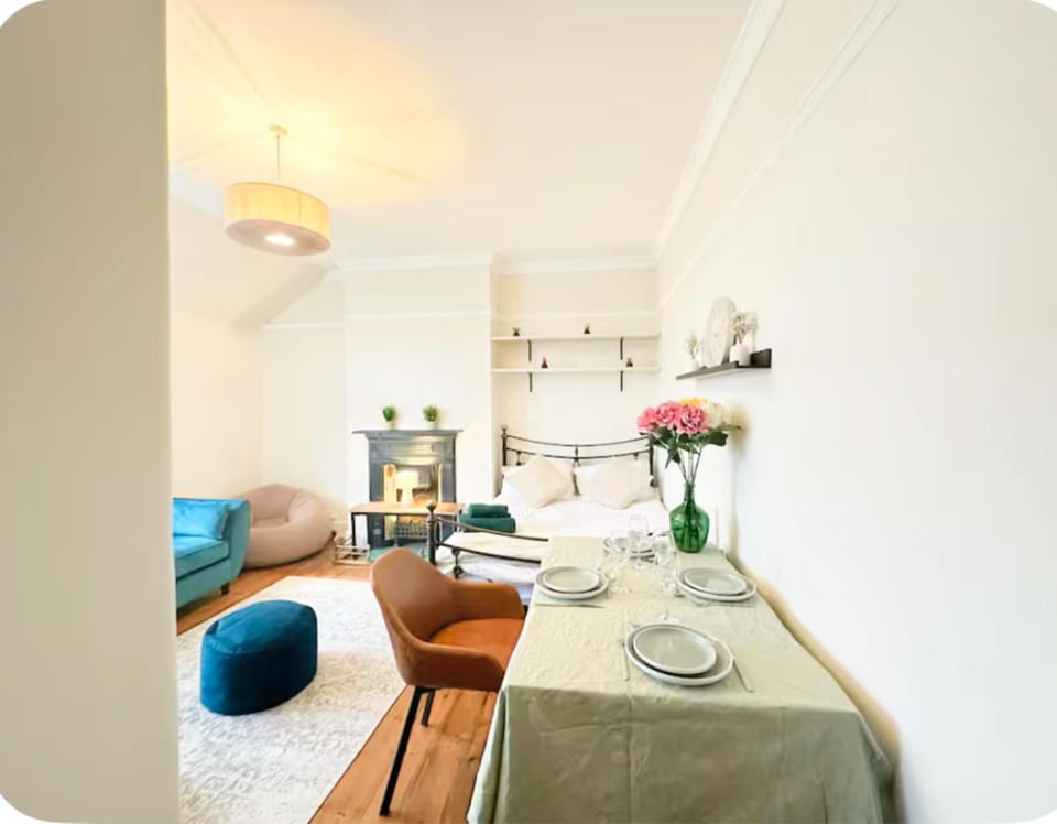 Bed, Living room, Seating area, Dining area, Bedroom