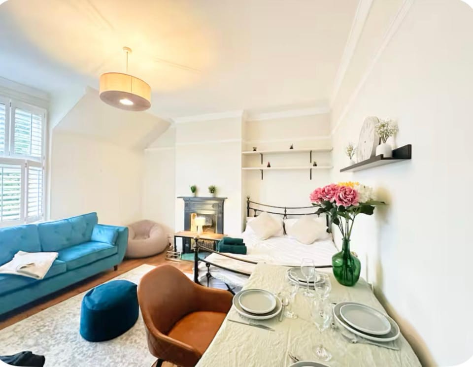 Bed, Living room, Seating area, Dining area, Bedroom