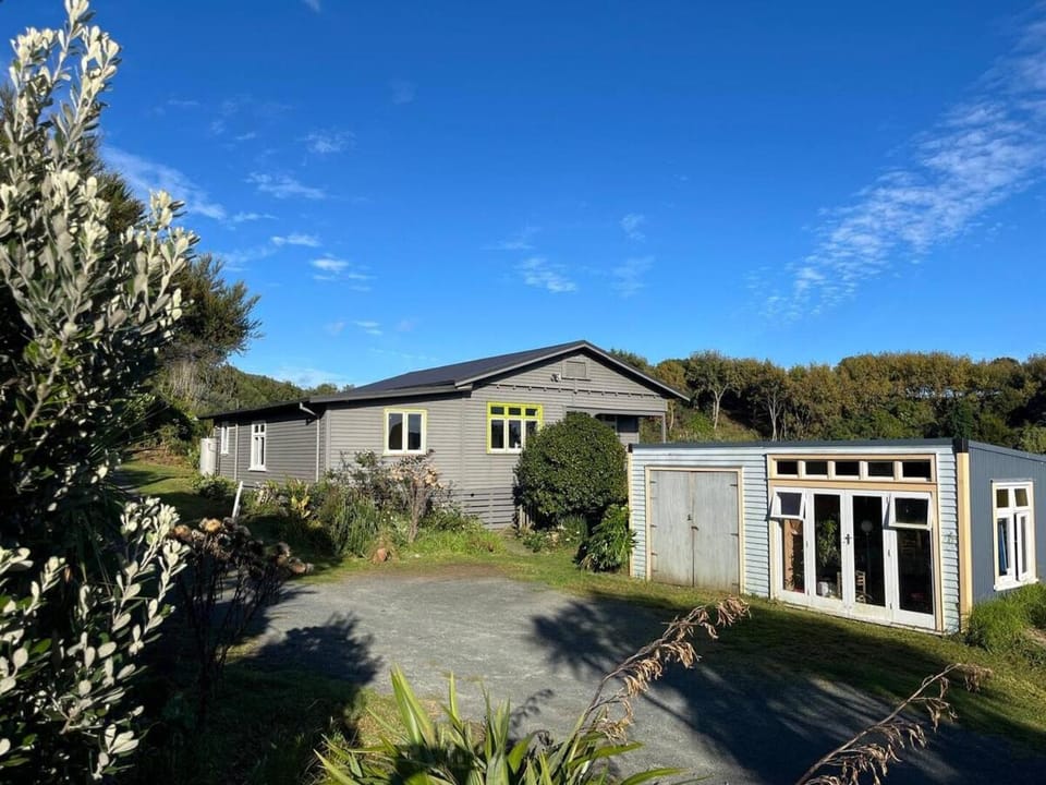 Wainui Stream Homestead Villa in Raglan