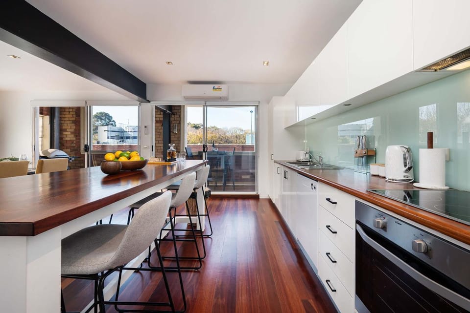 Kitchen or kitchenette, Food and drinks, Dining area, Food, dishwasher, oven, stove